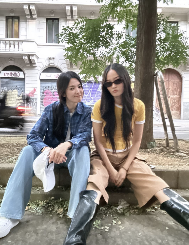 رُصدت سونغ هاي كيو في عرض أزياء ميلانو، حيث ظهرت على حسابها على الإنستقرام رُصدت سونغ هاي كيو في عرض أزياء ميلانو، حيث ظهرت على حسابها على الإنستقرام