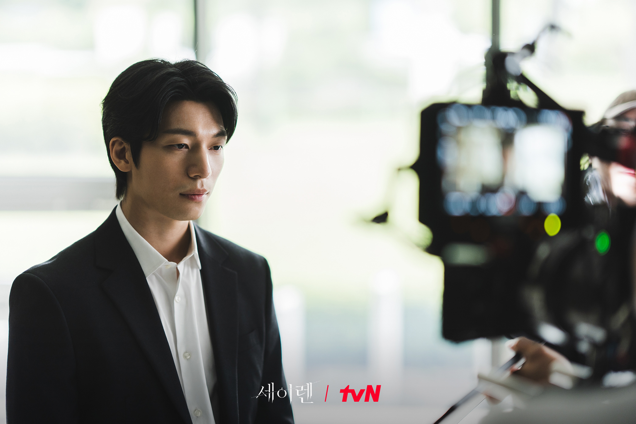 بارك مين يونغ و وي ها جون وكيم جونغ هيون يظهرون إخلاصًا عاطفيًا أثناء التدريبات على "قبلة الحورية - Siren’s Kiss"