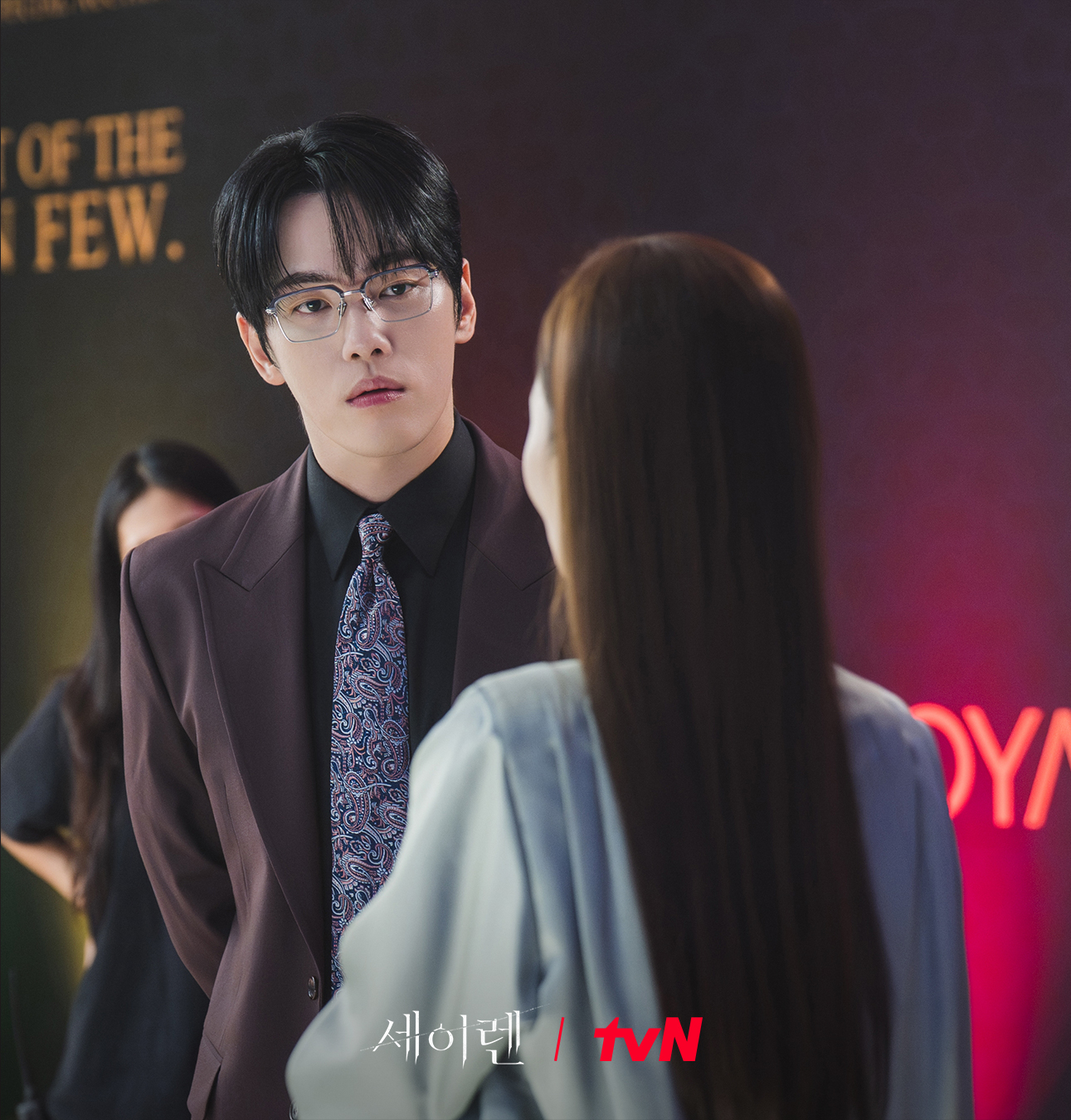 بارك مين يونغ و وي ها جون وكيم جونغ هيون يظهرون إخلاصًا عاطفيًا أثناء التدريبات على "قبلة الحورية - Siren’s Kiss"