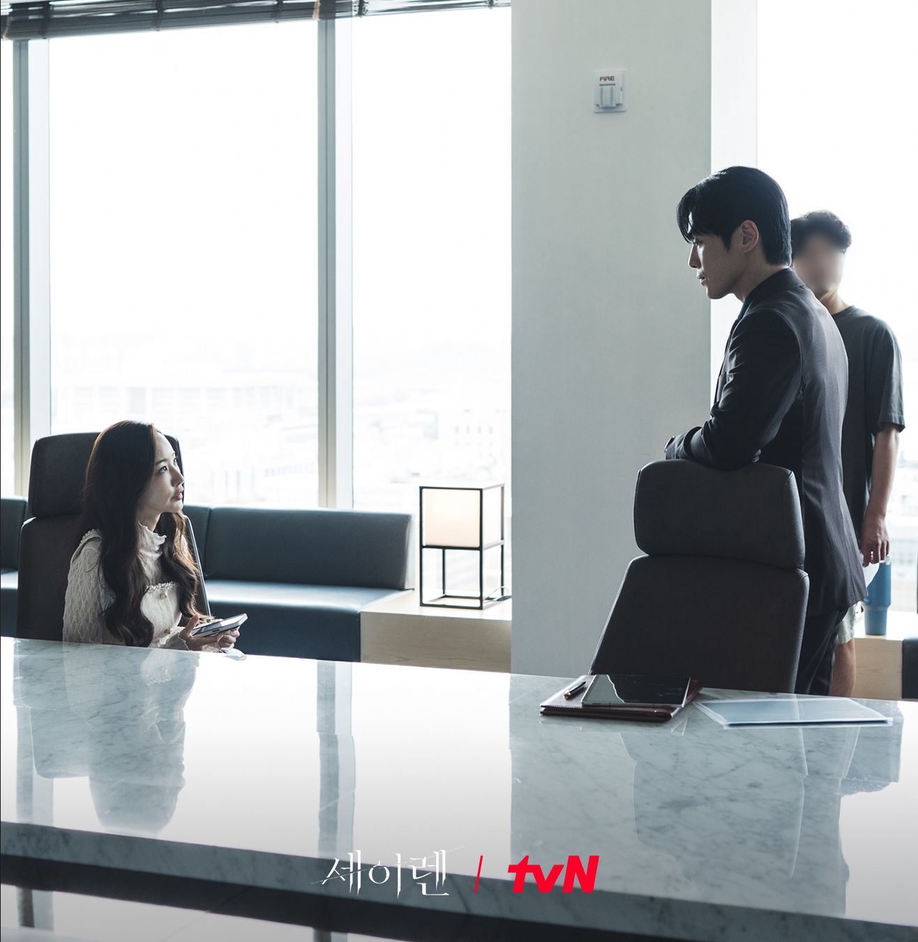 بارك مين يونغ و وي ها جون وكيم جونغ هيون يظهرون إخلاصًا عاطفيًا أثناء التدريبات على "قبلة الحورية - Siren’s Kiss"