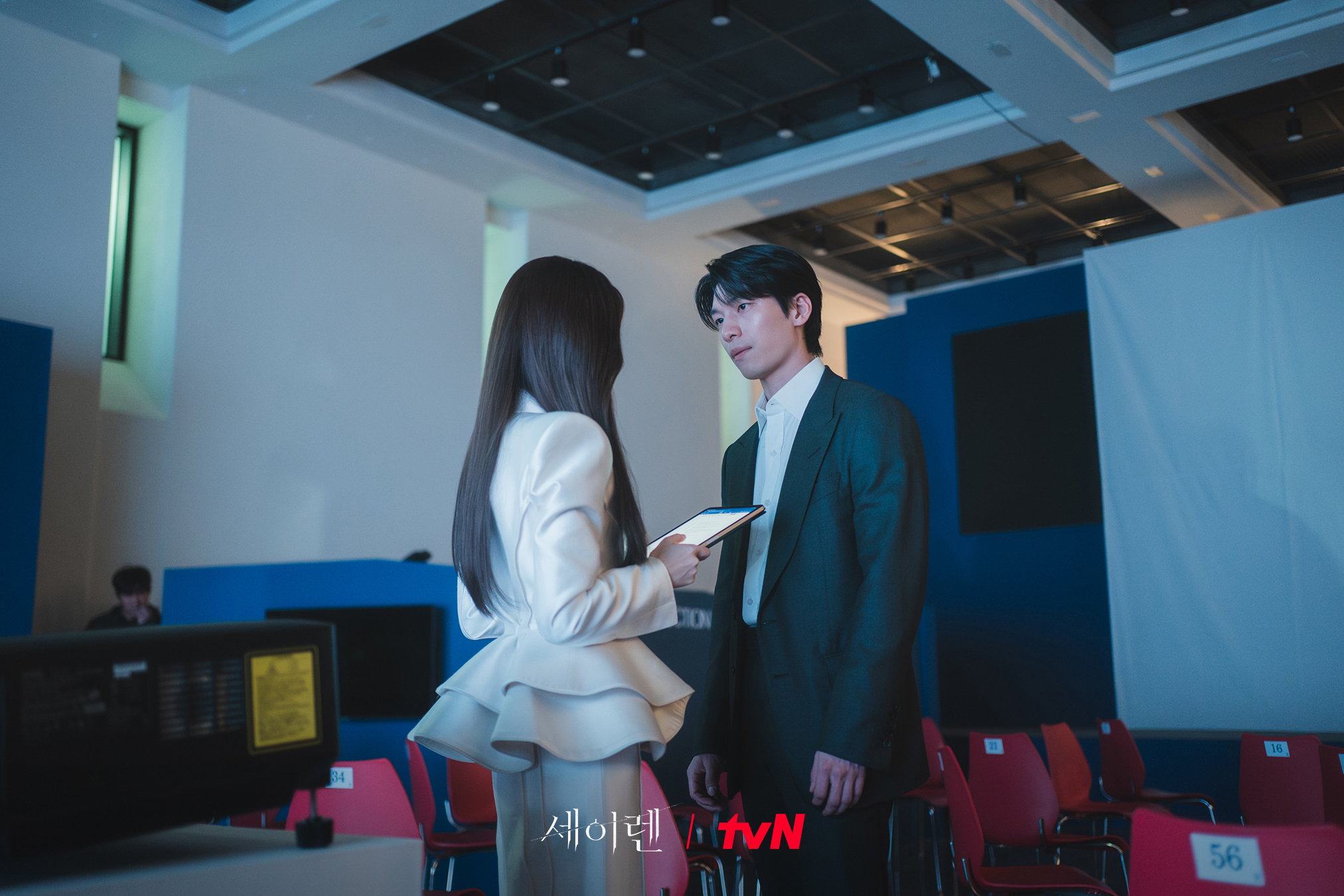 بارك مين يونغ و وي ها جون وكيم جونغ هيون يظهرون إخلاصًا عاطفيًا أثناء التدريبات على "قبلة الحورية - Siren’s Kiss"