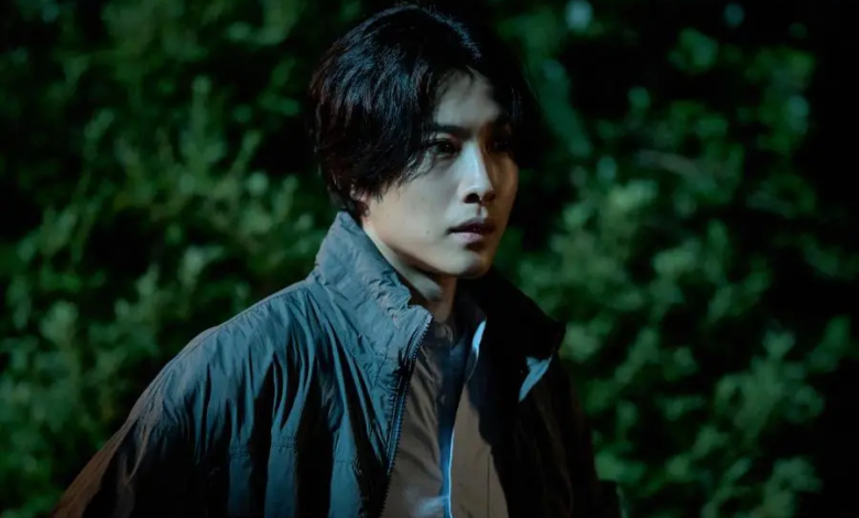 يواجه لي جونغ وون رعباً خانقاً أثناء بحثه عن زميلته المفقودة كيم هاي يون في فيلمه الجديد "الماء الهامس - Whispering Water"