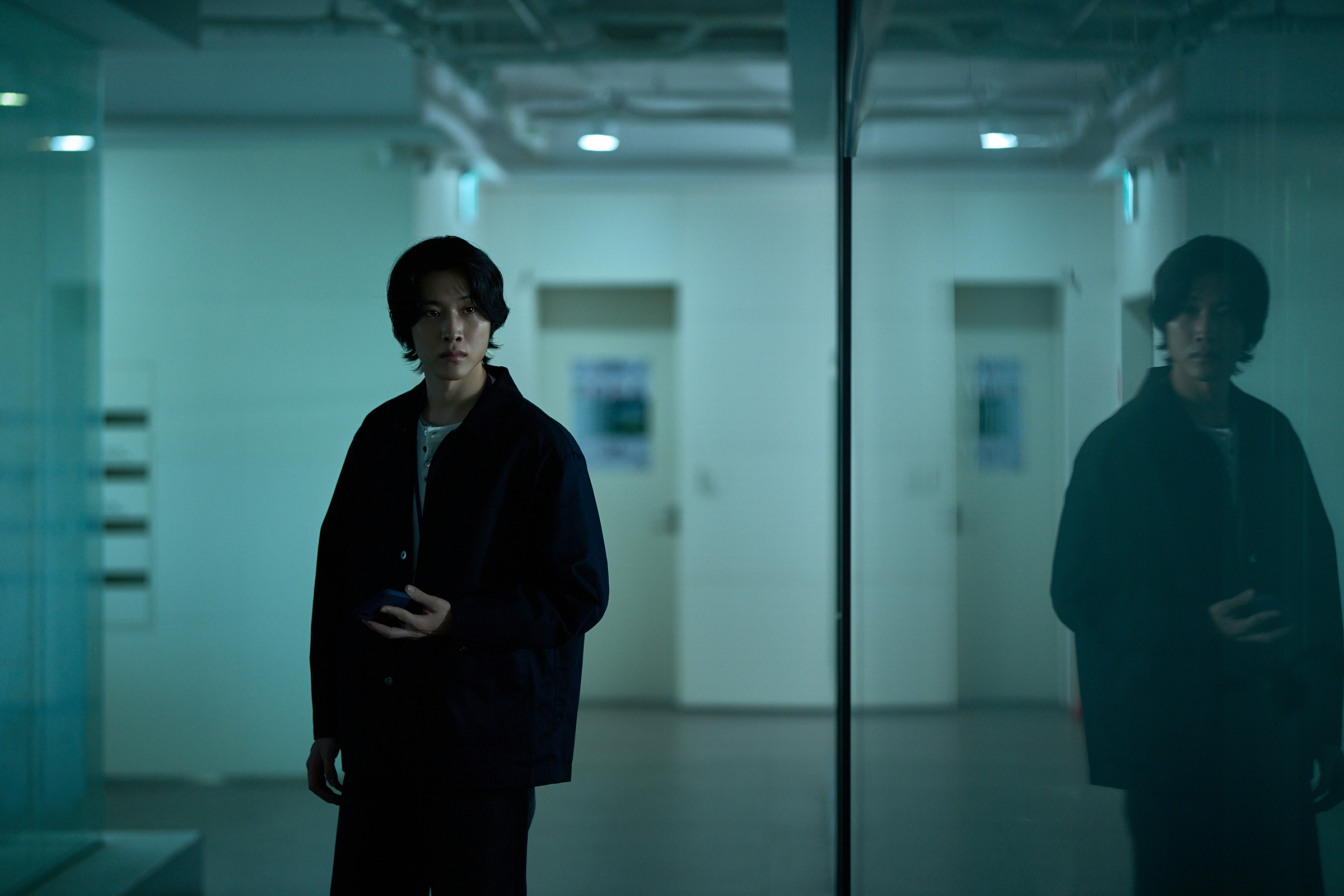 يواجه لي جونغ وون رعباً خانقاً أثناء بحثه عن زميلته المفقودة كيم هاي يون في فيلمه الجديد "الماء الهامس - Whispering Water"