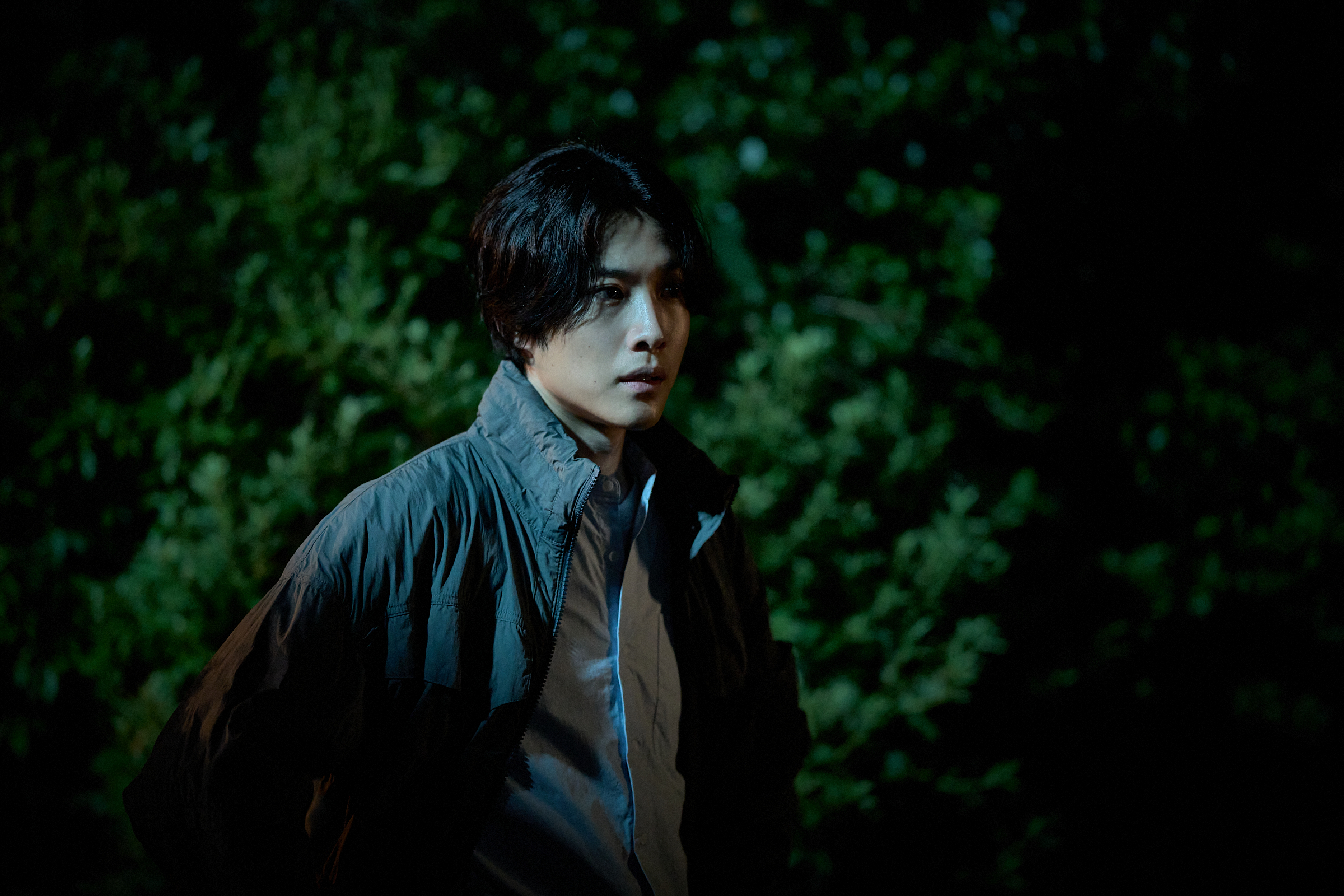 يواجه لي جونغ وون رعباً خانقاً أثناء بحثه عن زميلته المفقودة كيم هاي يون في فيلمه الجديد "الماء الهامس - Whispering Water"