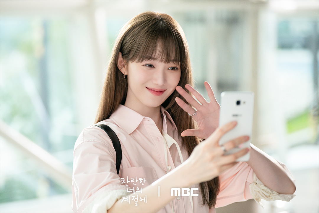 تشاي جونغ هيوب يدخل بشكل غير متوقع إلى المساحة الآمنة للي سونغ كيونغ في مسلسل "في موسمك المشرق - In Your Radiant Season"