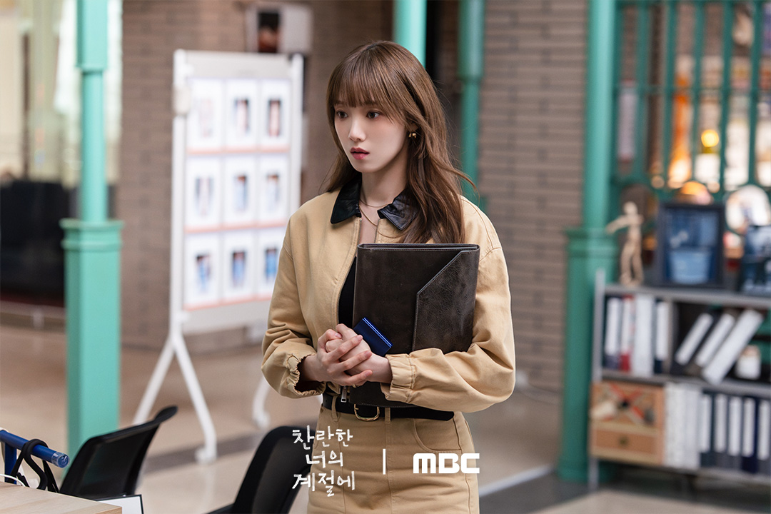 تشاي جونغ هيوب يدخل بشكل غير متوقع إلى المساحة الآمنة للي سونغ كيونغ في مسلسل "في موسمك المشرق - In Your Radiant Season"