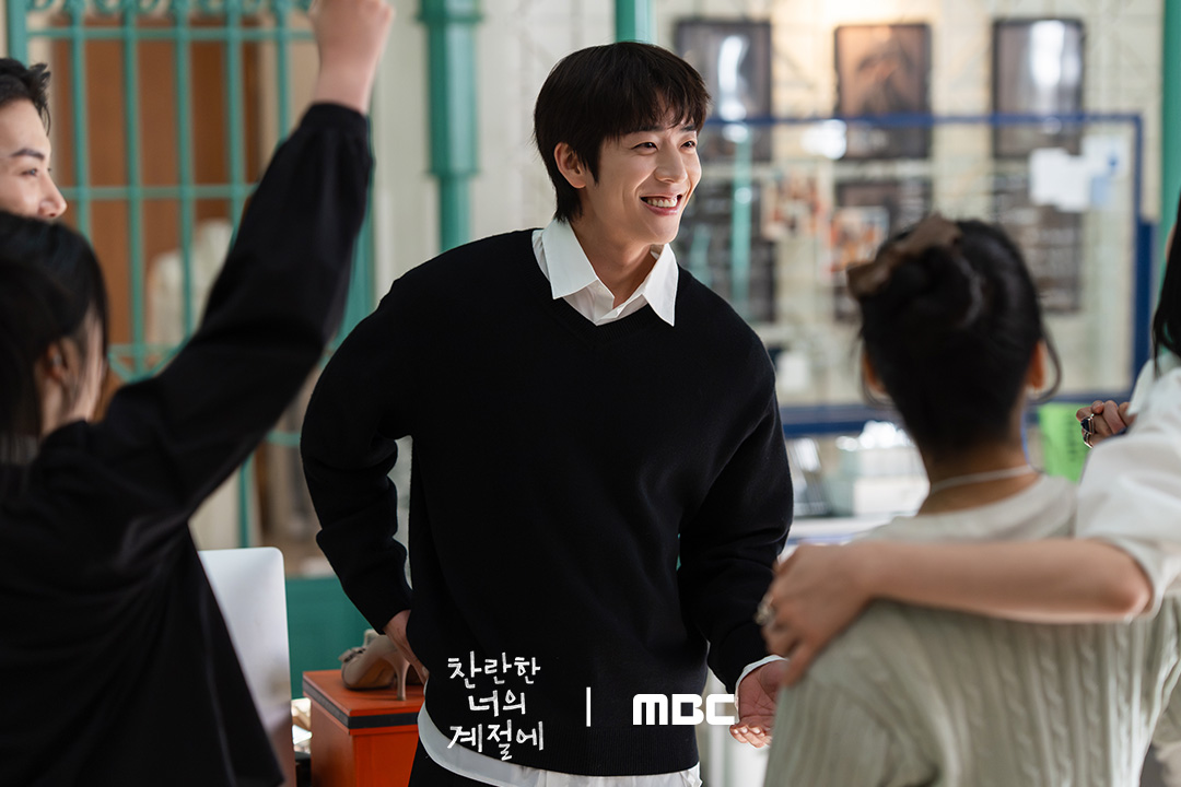 تشاي جونغ هيوب يدخل بشكل غير متوقع إلى المساحة الآمنة للي سونغ كيونغ في مسلسل "في موسمك المشرق - In Your Radiant Season"