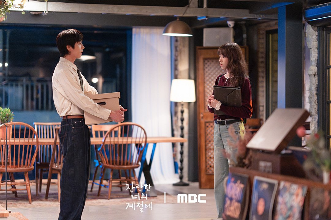 تشاي جونغ هيوب يدخل بشكل غير متوقع إلى المساحة الآمنة للي سونغ كيونغ في مسلسل "في موسمك المشرق - In Your Radiant Season"