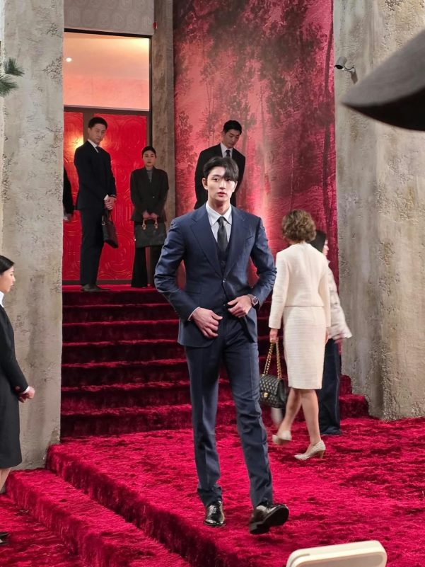 كيم جاي وون: النجم الصاعد الذي يخطف القلوب في مسلسل "فنون سارا"