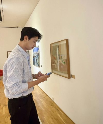 كيم جاي وون: النجم الصاعد الذي يخطف القلوب في مسلسل "فنون سارا"