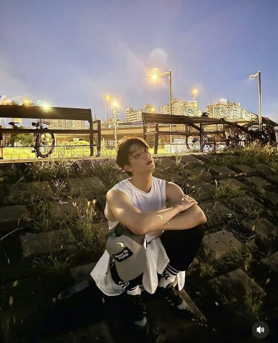 كيم جاي وون: النجم الصاعد الذي يخطف القلوب في مسلسل "فنون سارا"