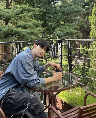 كيم جاي وون: النجم الصاعد الذي يخطف القلوب في مسلسل "فنون سارا"