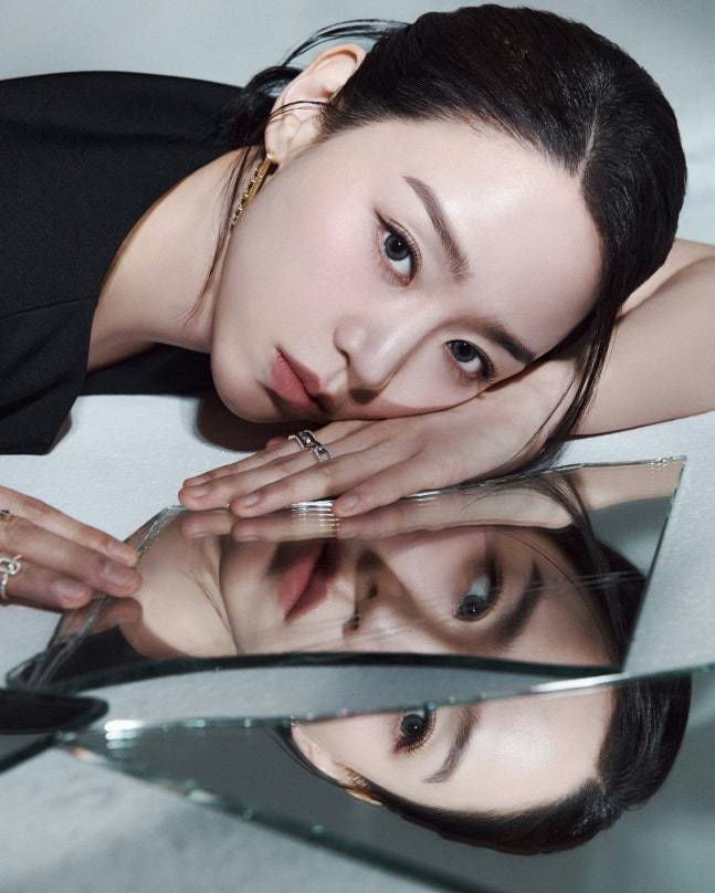 تألقت شين هاي سون في مسلسل "فنون سارا" على نتفليكس، كاشفةً الوجه القبيح للرغبة والغرور