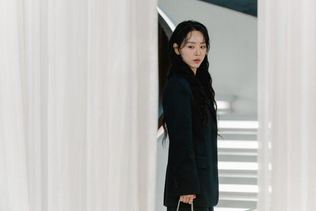 تألقت شين هاي سون في مسلسل "فنون سارا" على نتفليكس، كاشفةً الوجه القبيح للرغبة والغرور