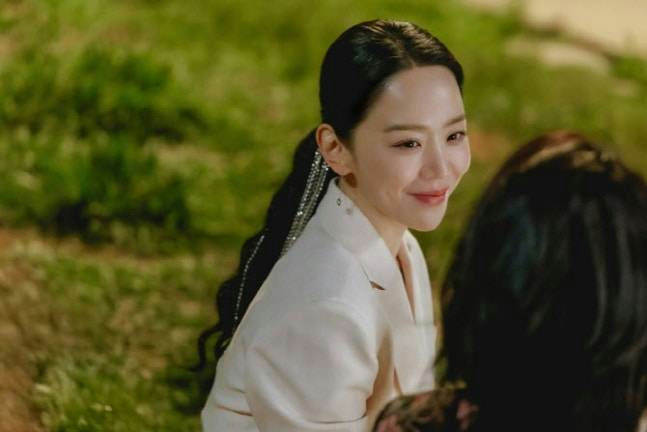 تألقت شين هاي سون في مسلسل "فنون سارا" على نتفليكس، كاشفةً الوجه القبيح للرغبة والغرور