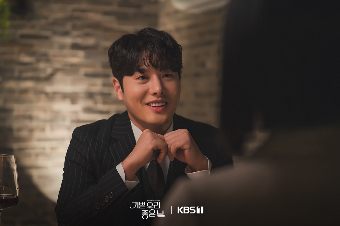 لا ترى جونغ يون سوى يون دا يونغ بينما حبها الأول هو شقيقه في مسلسل "أيامنا السعيدة - Our Happy Days"