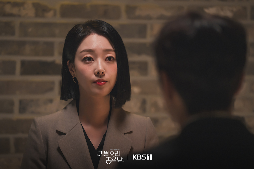 لا ترى جونغ يون سوى يون دا يونغ بينما حبها الأول هو شقيقه في مسلسل "أيامنا السعيدة - Our Happy Days"