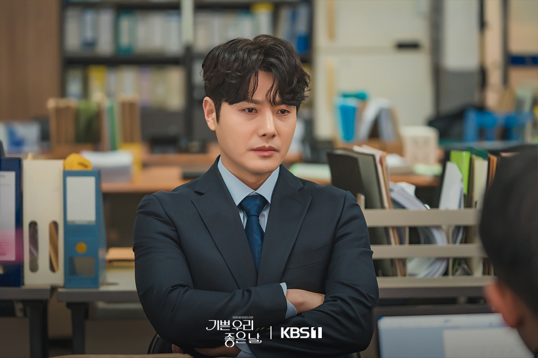 لا ترى جونغ يون سوى يون دا يونغ بينما حبها الأول هو شقيقه في مسلسل "أيامنا السعيدة - Our Happy Days"