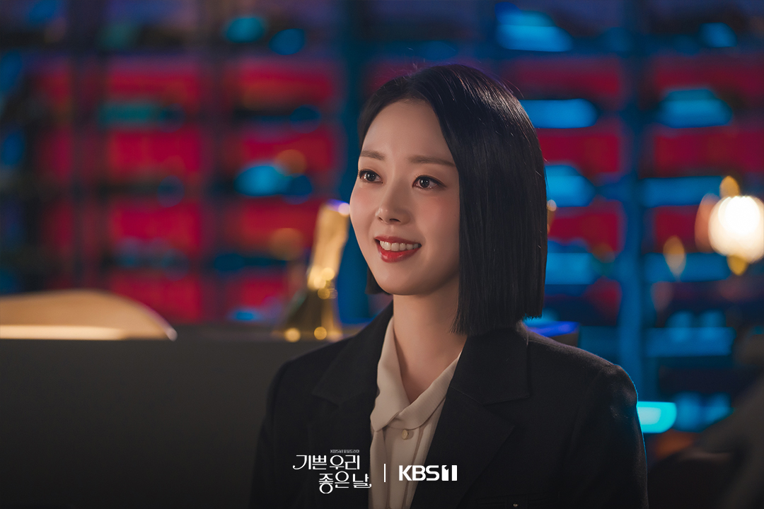 لا ترى جونغ يون سوى يون دا يونغ بينما حبها الأول هو شقيقه في مسلسل "أيامنا السعيدة - Our Happy Days"