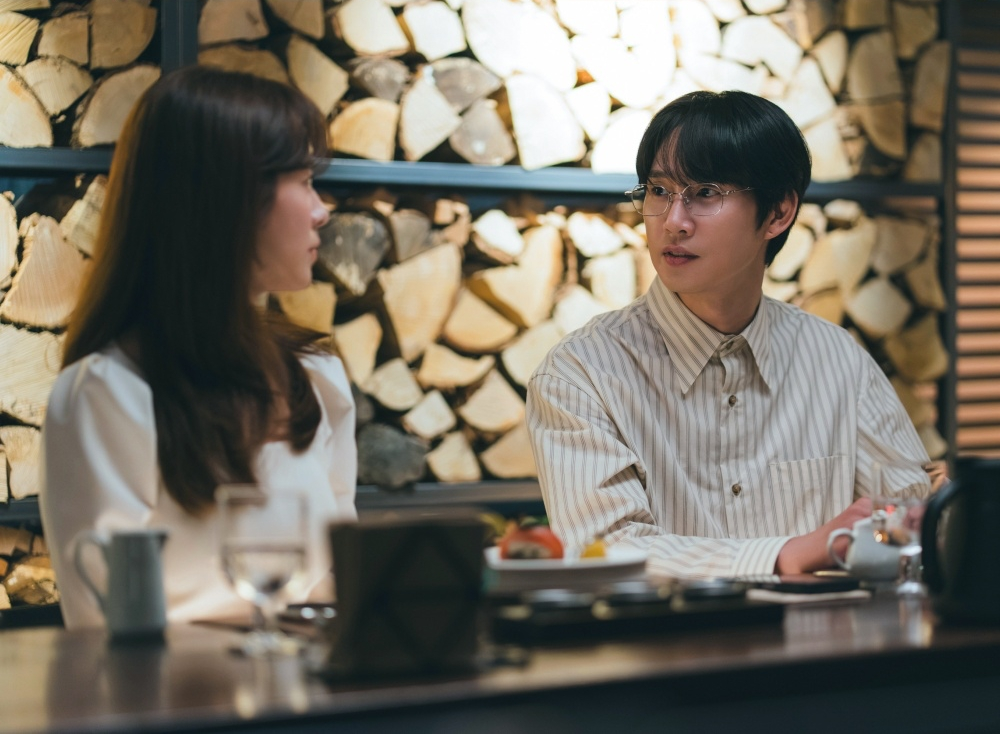 هان جي مين تُفاجأ ببارك سونغ هون في موعد غرامي مدبر في مسلسل "الدليل العملي للحب - The Practical Guide To Love"