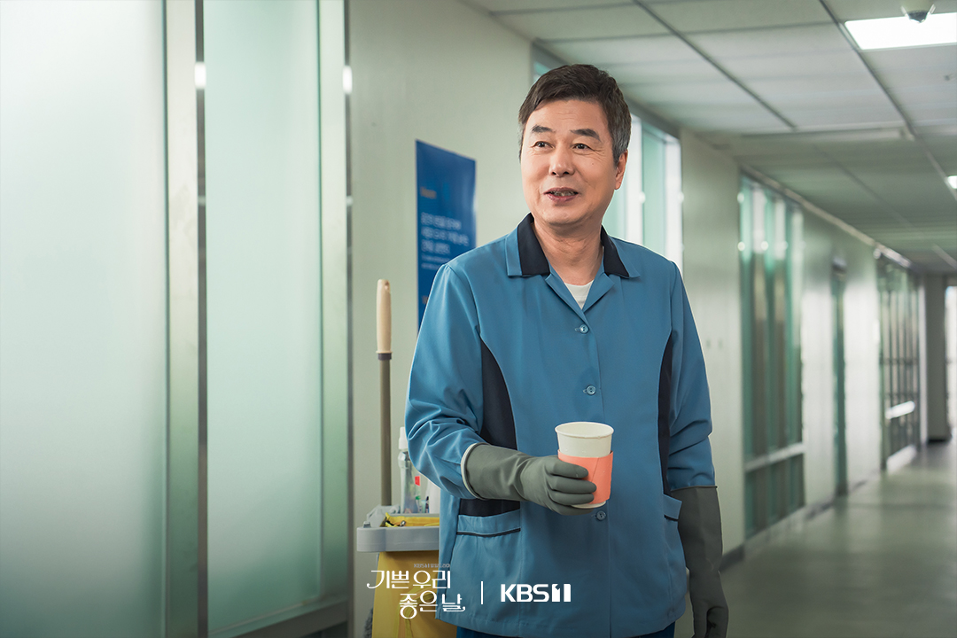 سون وو جاي دوك و يون دا هون و جونغ هو بين هم أصدقاء الطفولة الذين يجدون أنفسهم عالقين في ديناميكية قوة متغيرة في مسلسل "أيامنا السعيدة - Our Happy Days"