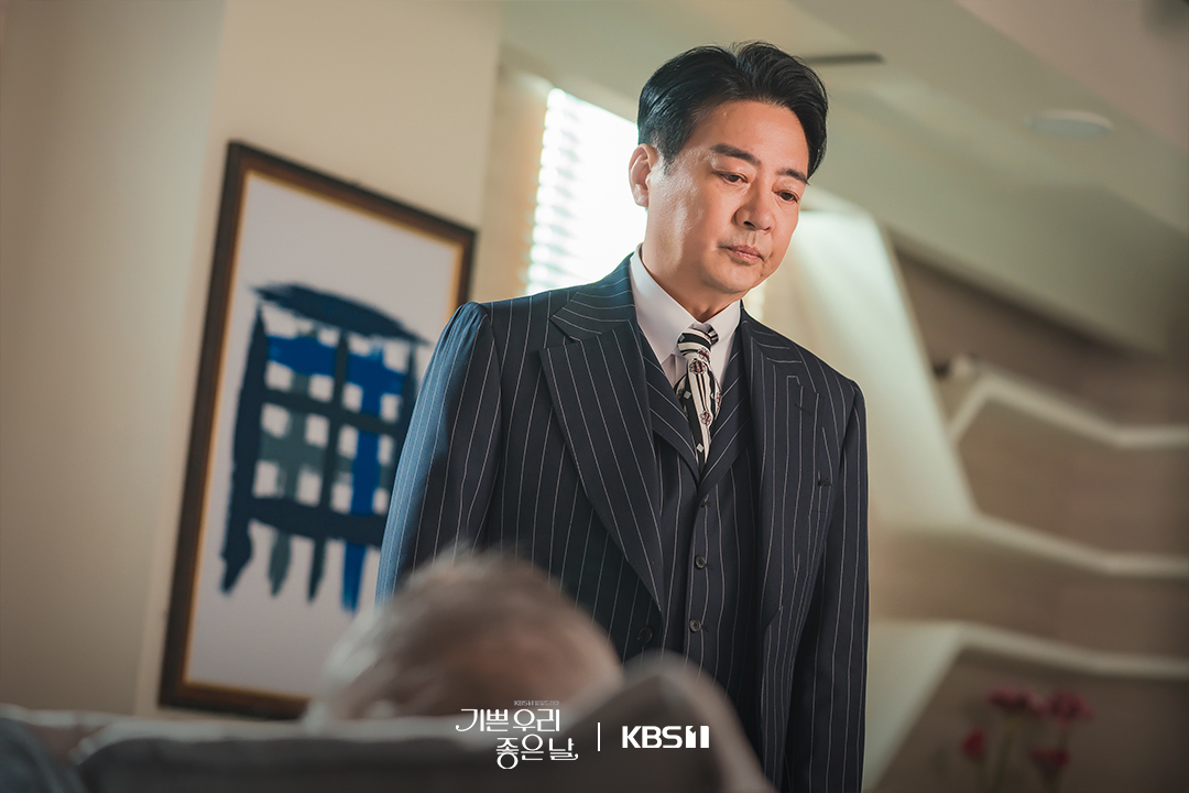 سون وو جاي دوك و يون دا هون و جونغ هو بين هم أصدقاء الطفولة الذين يجدون أنفسهم عالقين في ديناميكية قوة متغيرة في مسلسل "أيامنا السعيدة - Our Happy Days"