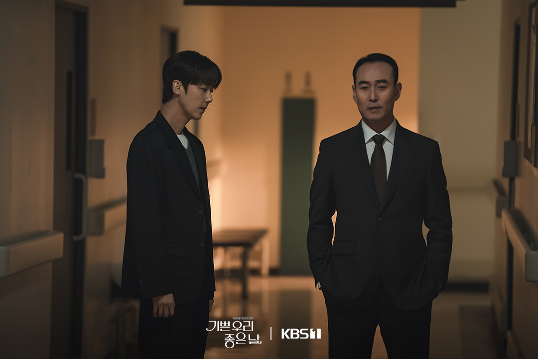 سون وو جاي دوك و يون دا هون و جونغ هو بين هم أصدقاء الطفولة الذين يجدون أنفسهم عالقين في ديناميكية قوة متغيرة في مسلسل "أيامنا السعيدة - Our Happy Days"