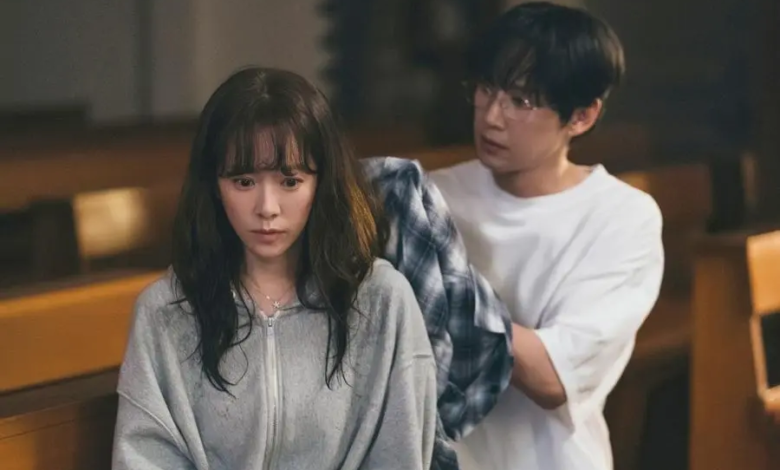 بارك سونغ هون يجفف شعر هان جي مين برفق في مسلسل "الدليل العملي للحب - The Practical Guide To Love"