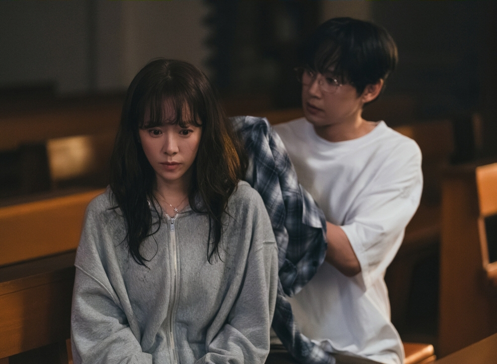 بارك سونغ هون يجفف شعر هان جي مين برفق في مسلسل "الدليل العملي للحب - The Practical Guide To Love"