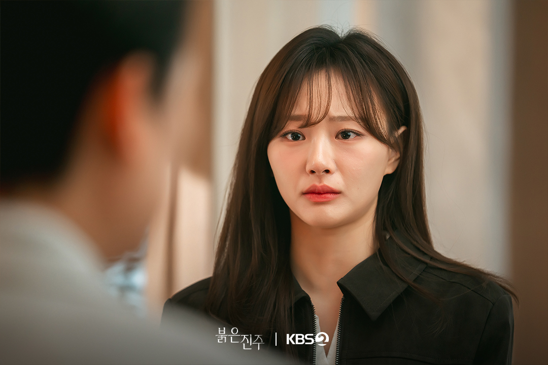 يظهر نام سانغ جي متأثراً بينما تشاهده تشون هي جو والدموع تملأ عينيها في مسلسل "اللؤلؤة الحمراء - Pearl In Red"