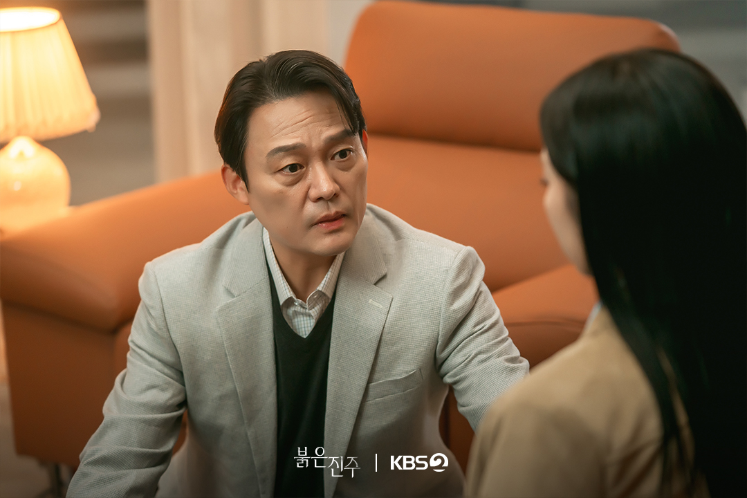 يظهر نام سانغ جي متأثراً بينما تشاهده تشون هي جو والدموع تملأ عينيها في مسلسل "اللؤلؤة الحمراء - Pearl In Red"