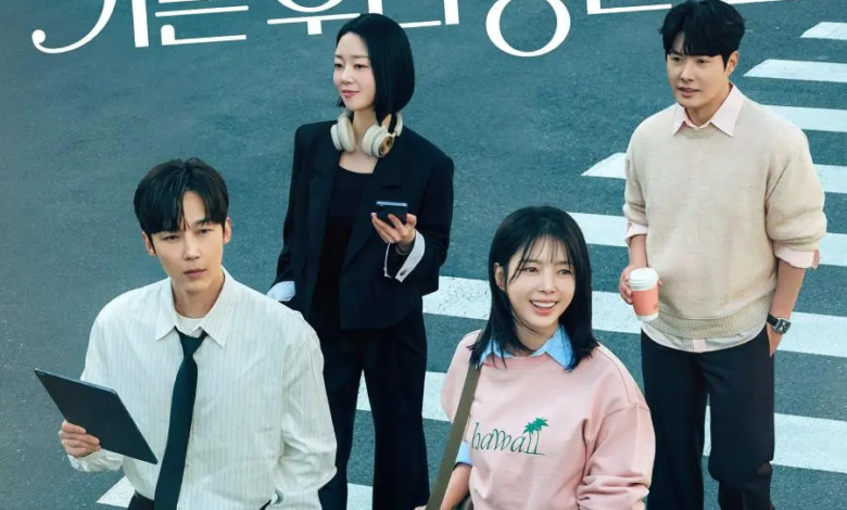 يتقاطع مسار كل من يون جونغ هون و أوم هيون كيونغ و جونغ يون و يون دا يونغ في ملصق دراما "أيامنا السعيدة - Our Happy Days"