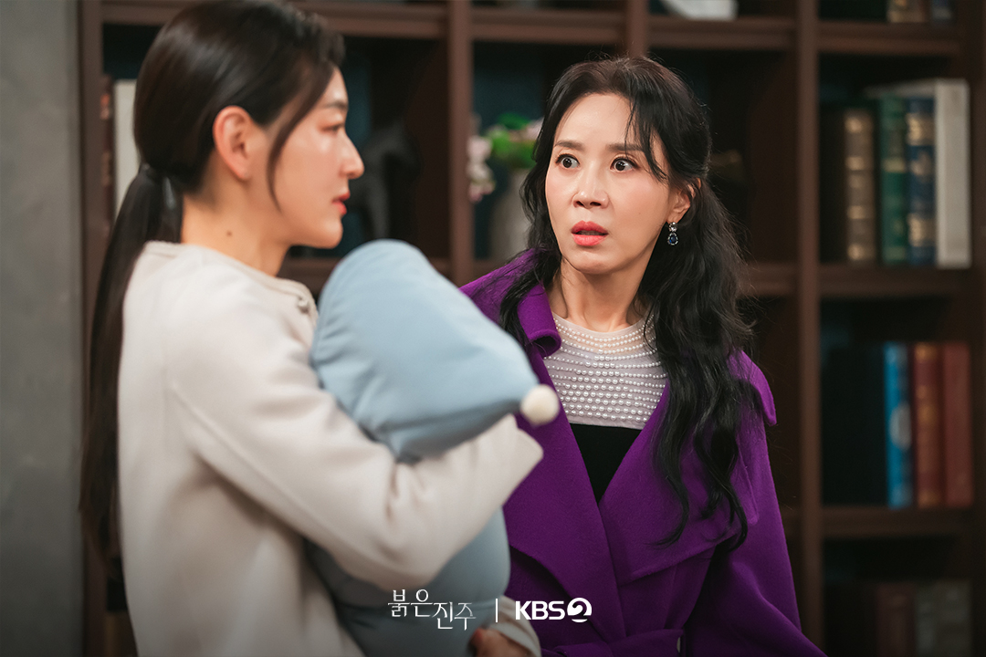 تتولى بارك جين هي هوية أختها الراحلة وتبدأ رحلة انتقامها في مسلسل "اللؤلؤة الحمراء - Pearl In Red"