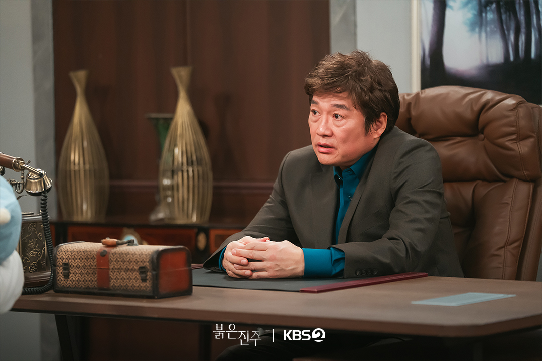 تتولى بارك جين هي هوية أختها الراحلة وتبدأ رحلة انتقامها في مسلسل "اللؤلؤة الحمراء - Pearl In Red"