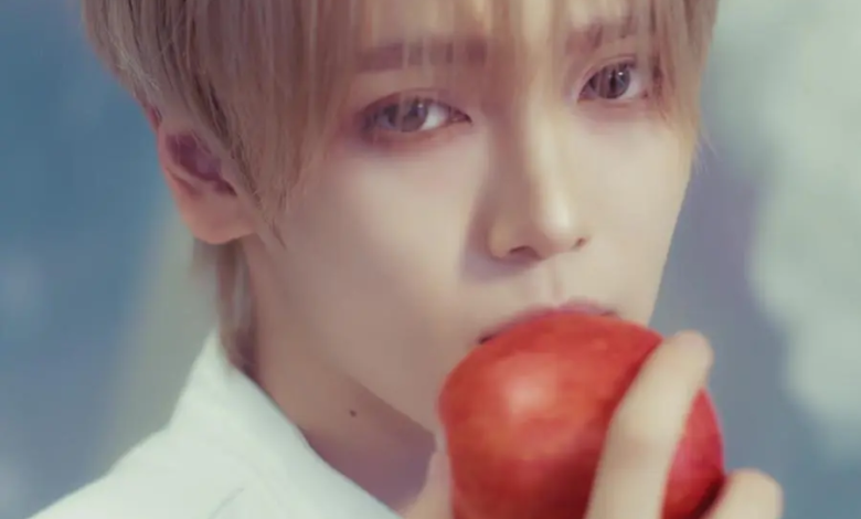 شاهد: جانغ هانيوم يتأمل في فيديو كليب عودته الحالم لأغنية "WANNA"