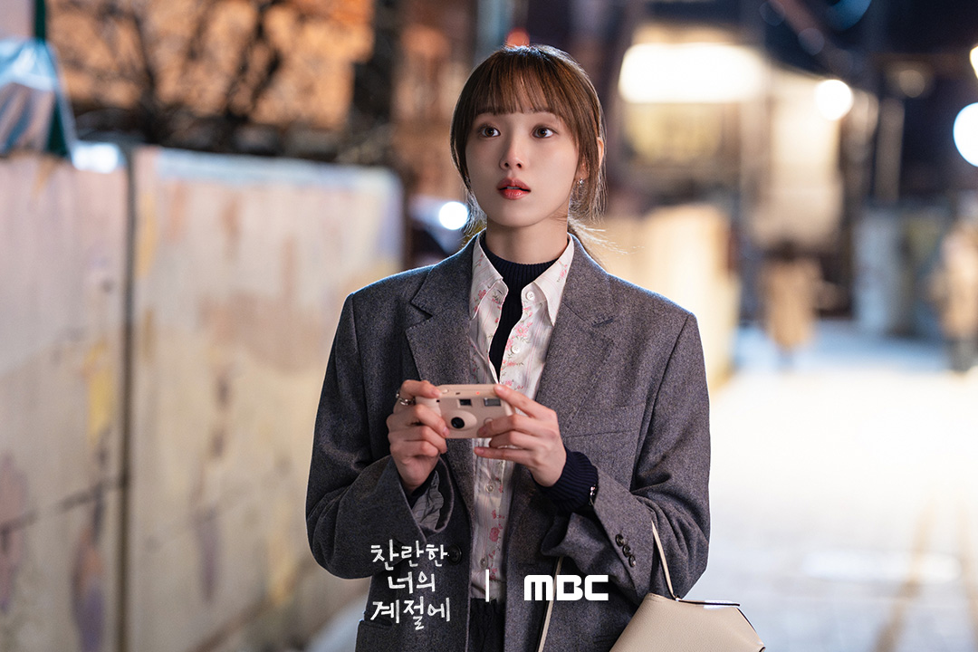 لي سونغ كيونغ و تشاي جونغ هيوب يستمتعان برحلة عمل رائعة في مسلسل "في موسمك المشرق - In Your Radiant Season"