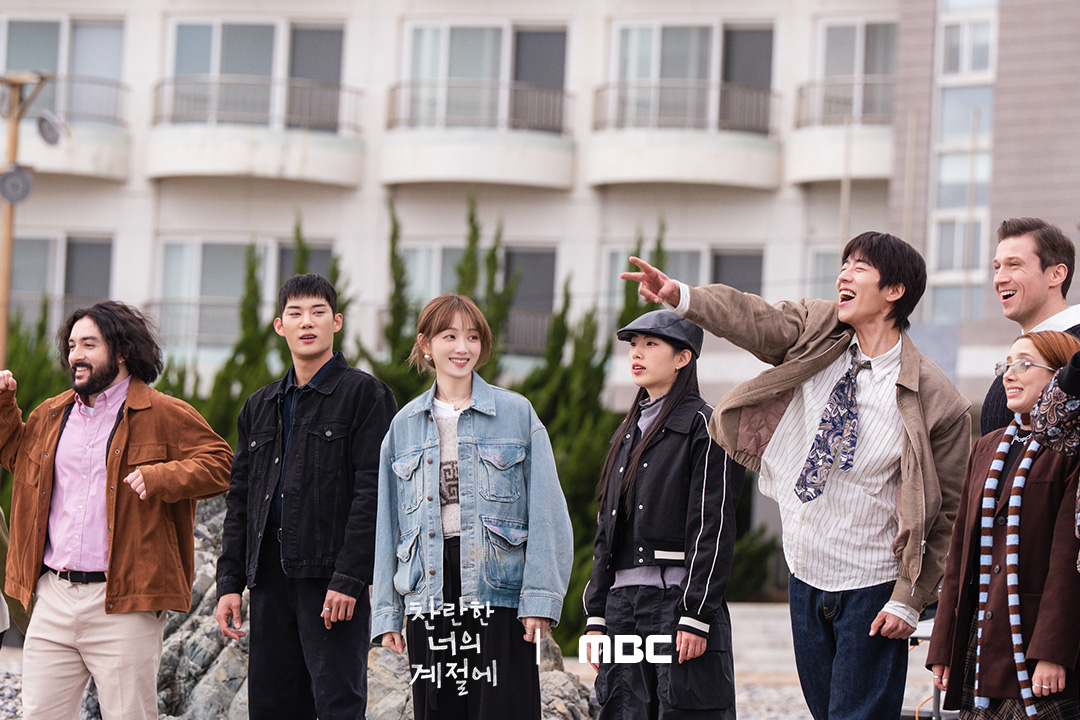 لي سونغ كيونغ و تشاي جونغ هيوب يستمتعان برحلة عمل رائعة في مسلسل "في موسمك المشرق - In Your Radiant Season"