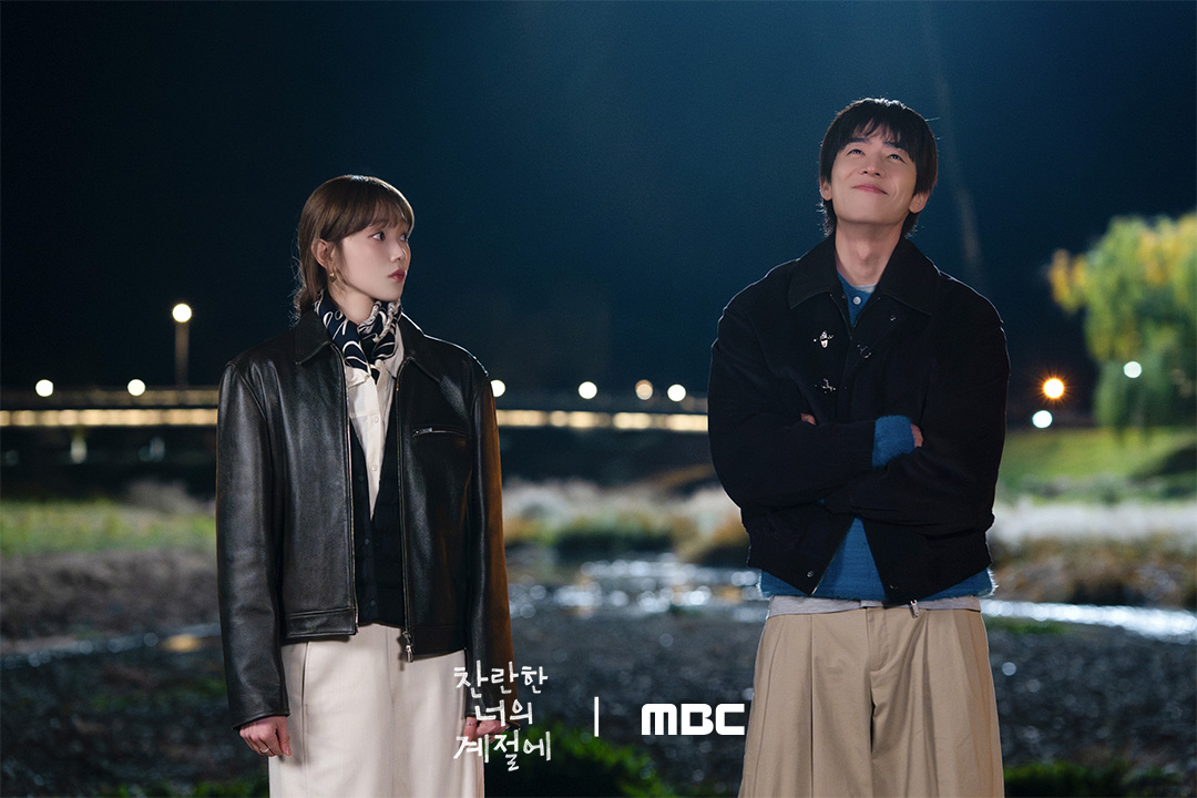 لي سونغ كيونغ و تشاي جونغ هيوب يستمتعان برحلة عمل رائعة في مسلسل "في موسمك المشرق - In Your Radiant Season"