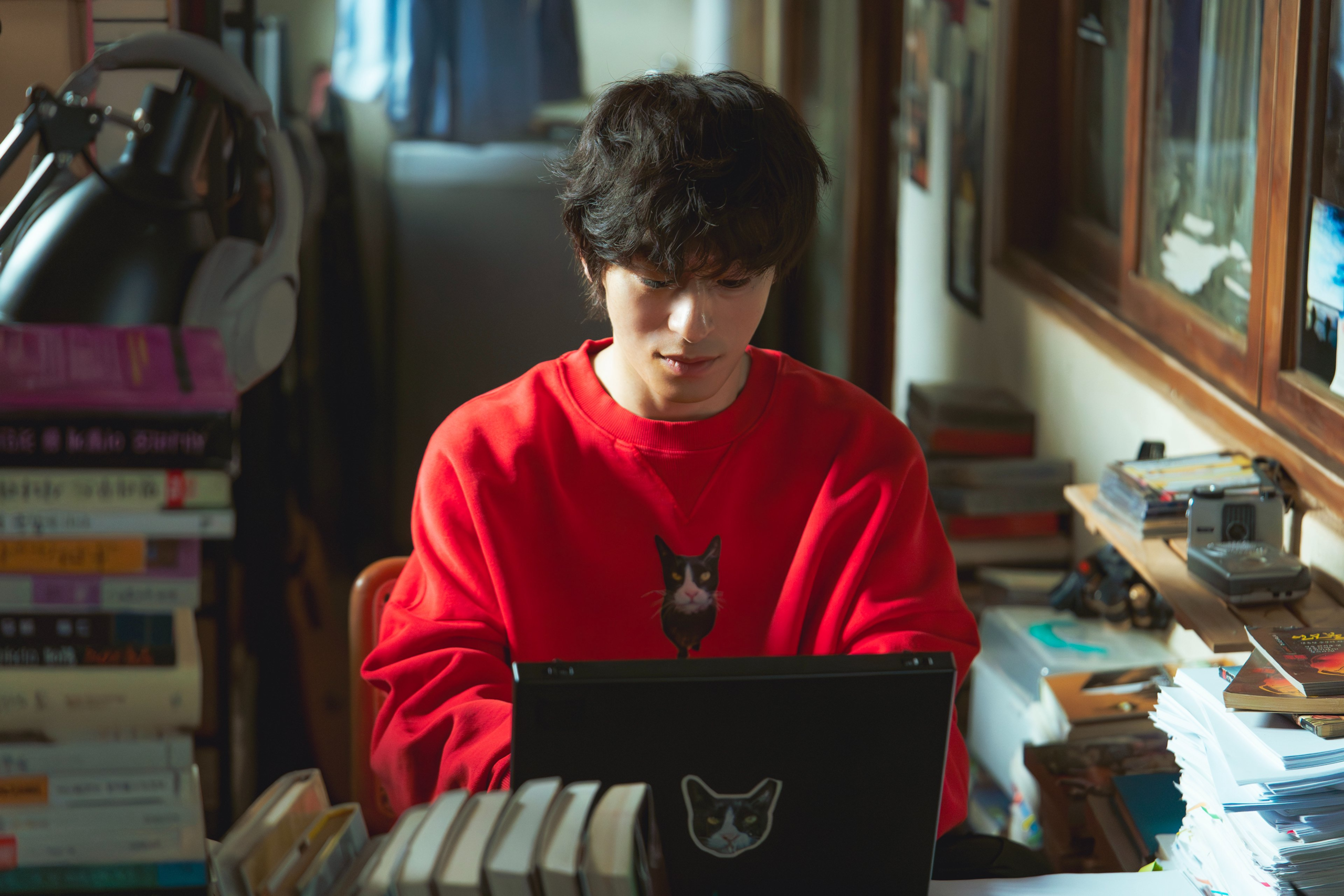 يكافح كو كيو هوان لإيجاد مكانه في العالم في مسلسل "كلنا نحاول هنا - We Are All Trying Here"