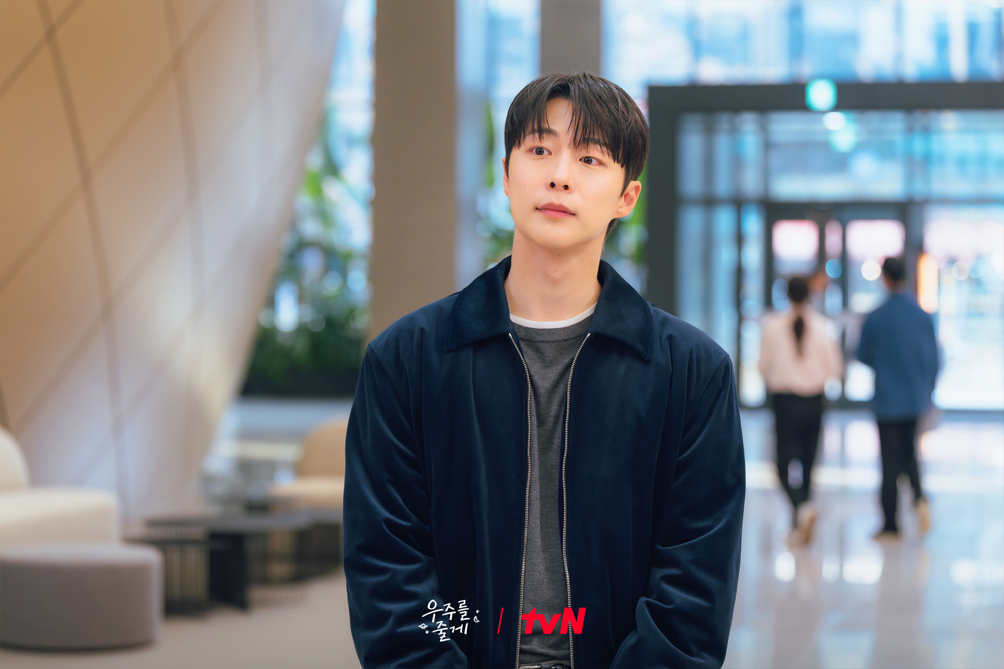 لقاء محرج يجمع بين باي إن هيوك و روه جيونغ إي في مسلسل "عالمنا - Our Universe"