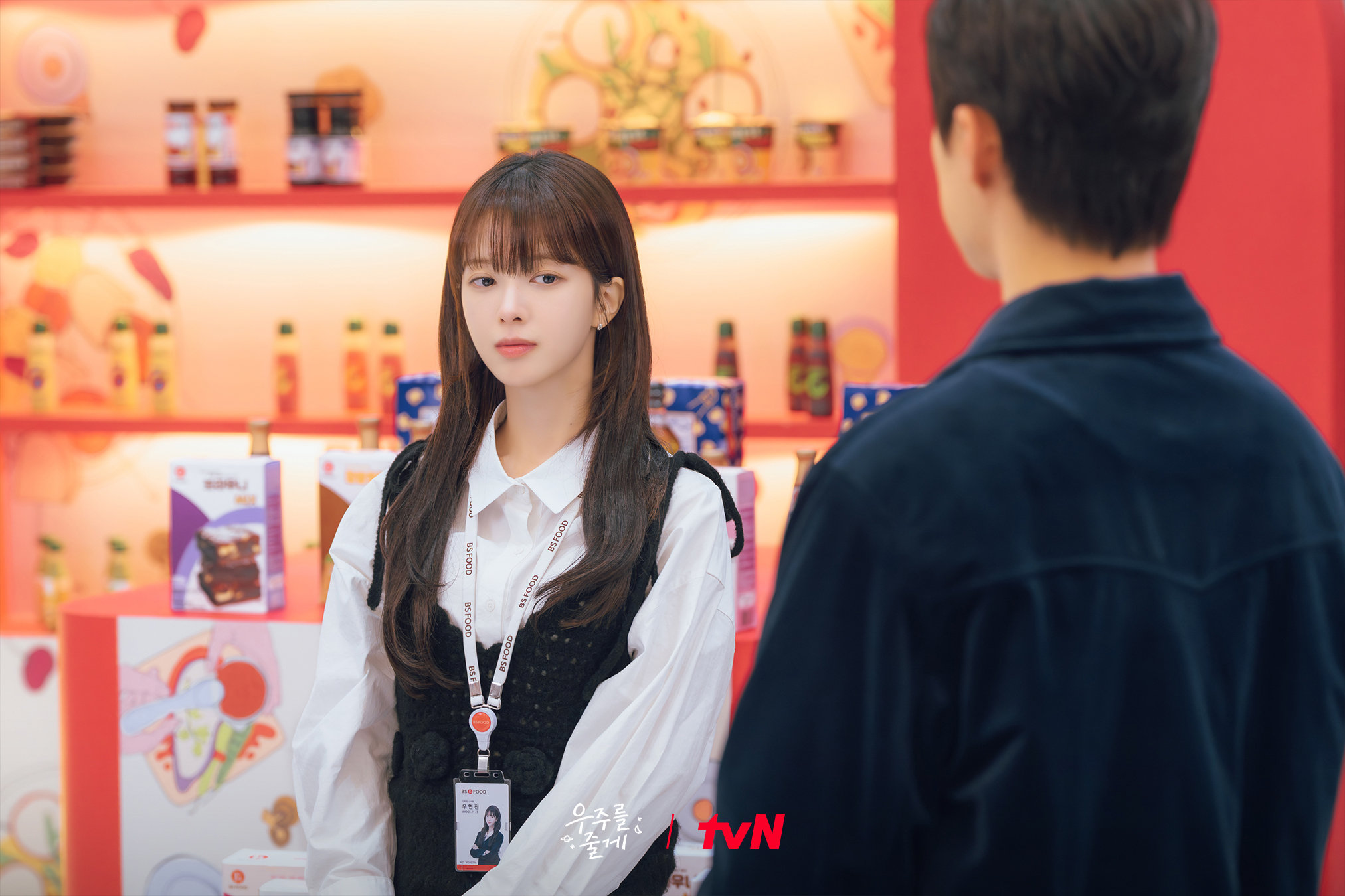 لقاء محرج يجمع بين باي إن هيوك و روه جيونغ إي في مسلسل "عالمنا - Our Universe"