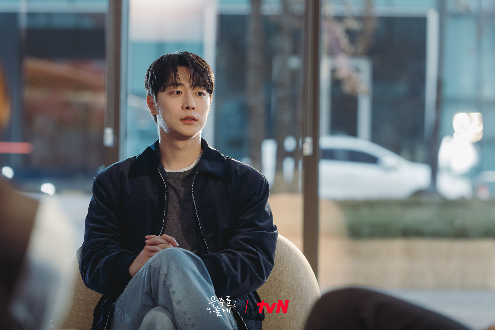 لقاء محرج يجمع بين باي إن هيوك و روه جيونغ إي في مسلسل "عالمنا - Our Universe"