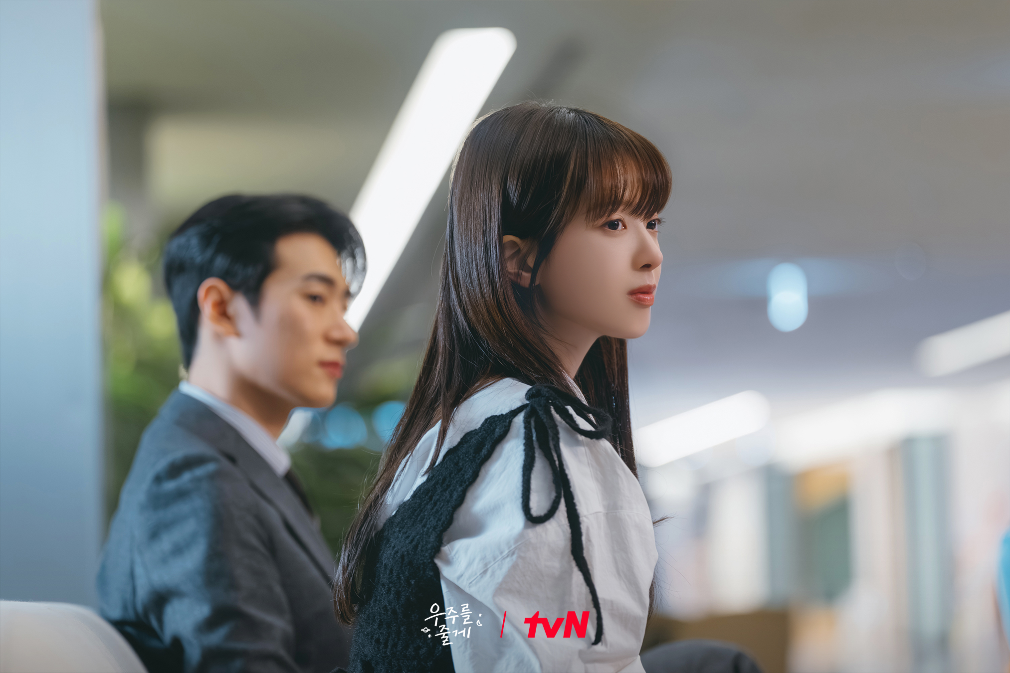 لقاء محرج يجمع بين باي إن هيوك و روه جيونغ إي في مسلسل "عالمنا - Our Universe"