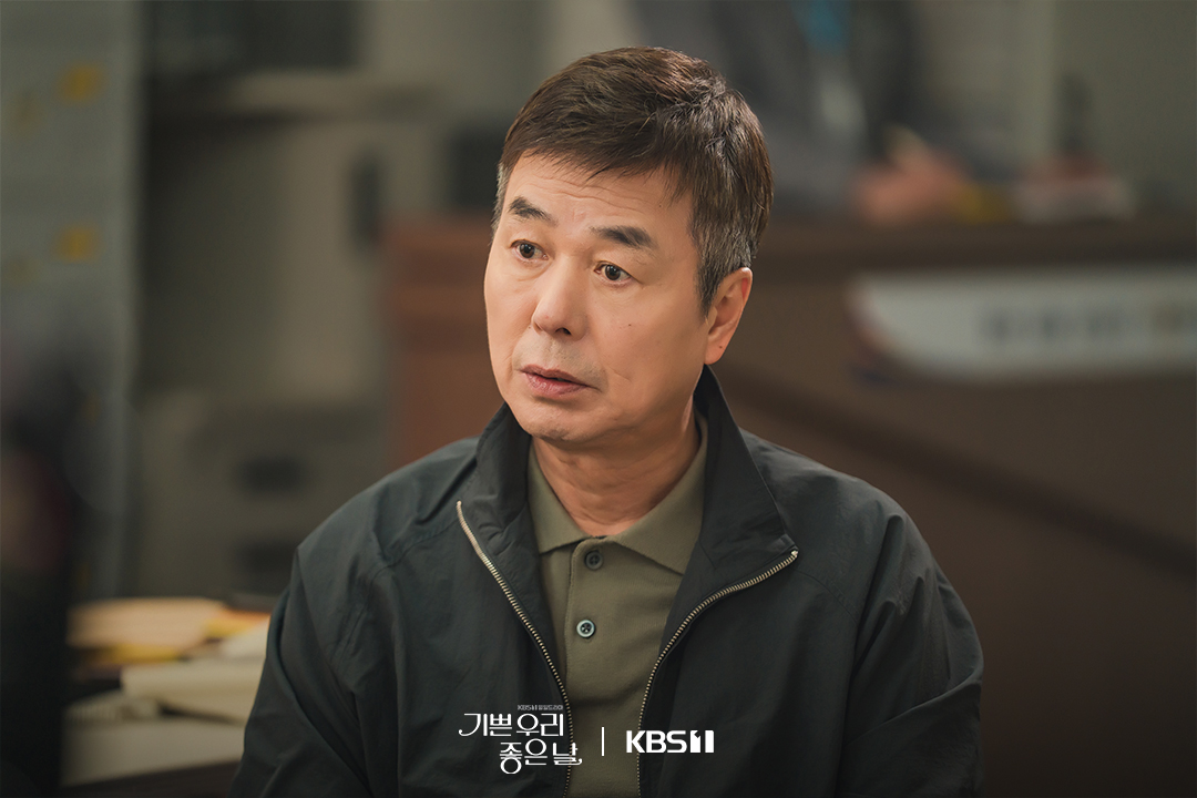 سون وو جاي دوك و يون دا هون و جونغ هو بين هم أصدقاء الطفولة الذين يجدون أنفسهم عالقين في ديناميكية قوة متغيرة في مسلسل "أيامنا السعيدة - Our Happy Days"