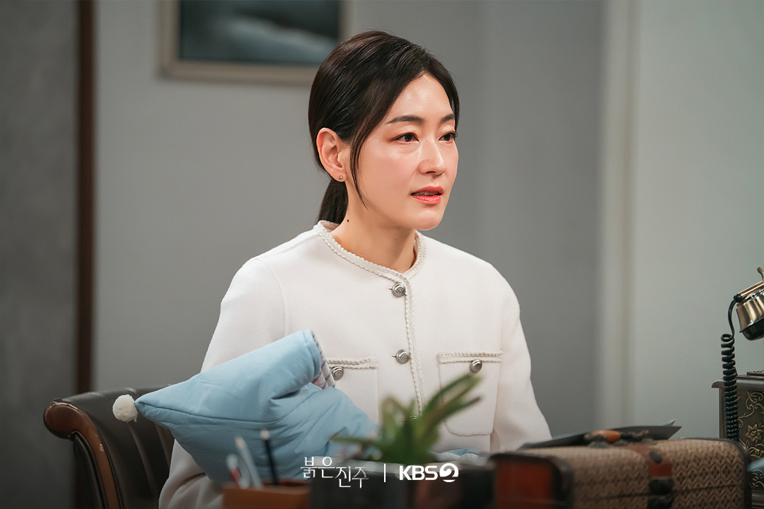 تتولى بارك جين هي هوية أختها الراحلة وتبدأ رحلة انتقامها في مسلسل "اللؤلؤة الحمراء - Pearl In Red"