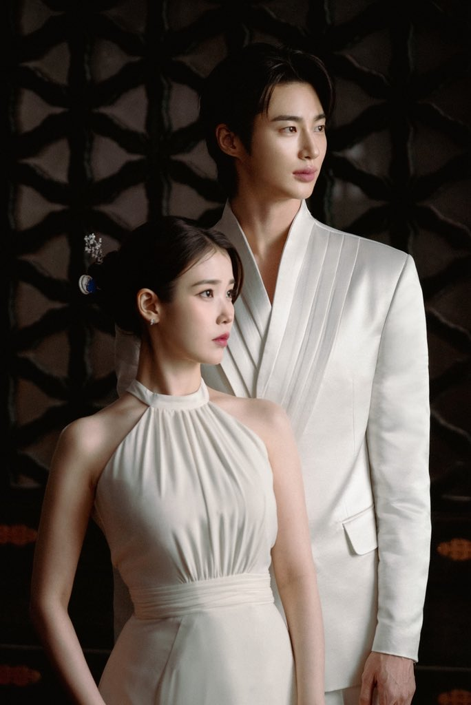 آيو و بيون وو سيوك يشكلان ثنائيًا مثاليًا خلف كواليس مسلسل "التاج المثالي - Perfect Crown"