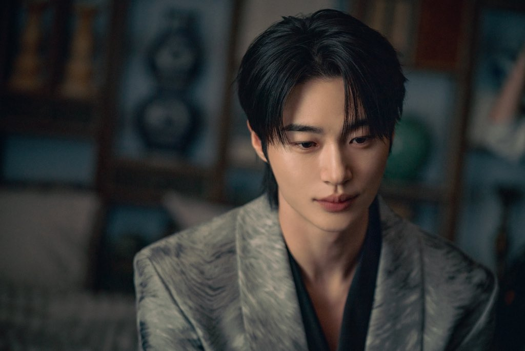 آيو و بيون وو سيوك يشكلان ثنائيًا مثاليًا خلف كواليس مسلسل "التاج المثالي - Perfect Crown"