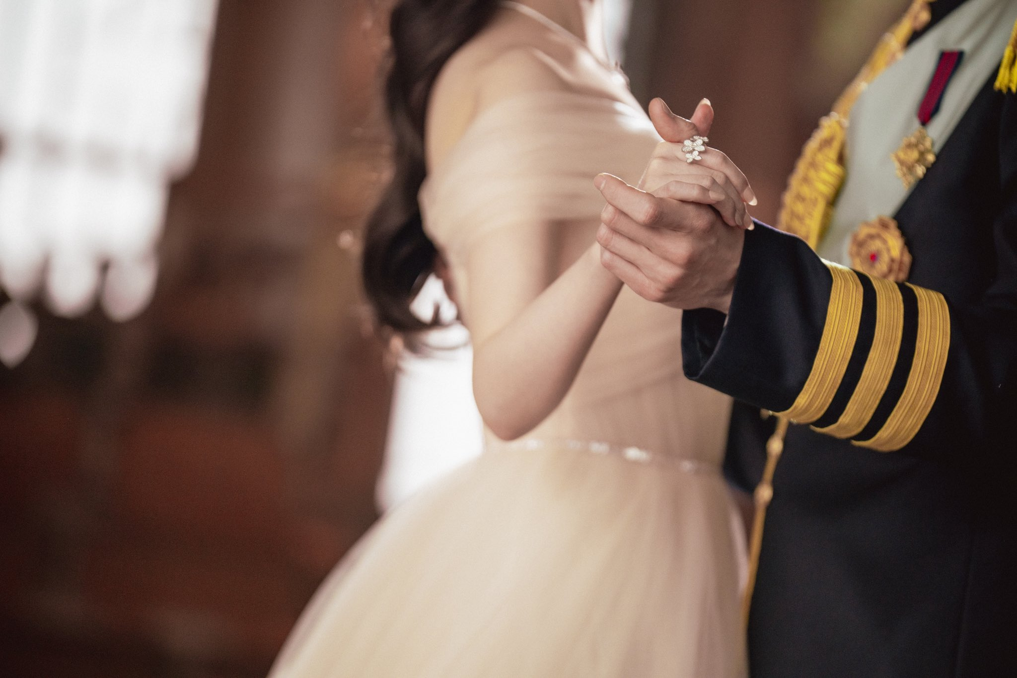 آيو و بيون وو سيوك يشكلان ثنائيًا مثاليًا خلف كواليس مسلسل "التاج المثالي - Perfect Crown"