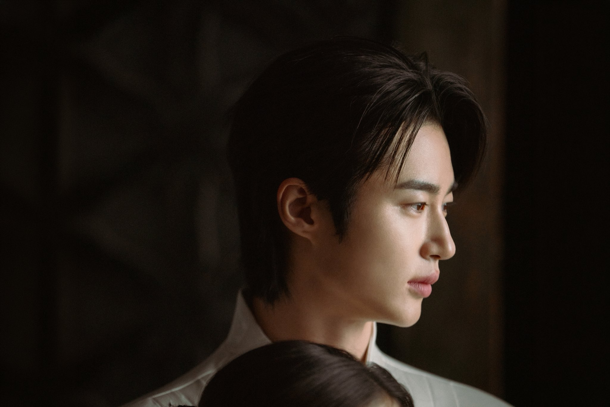 آيو و بيون وو سيوك يشكلان ثنائيًا مثاليًا خلف كواليس مسلسل "التاج المثالي - Perfect Crown"