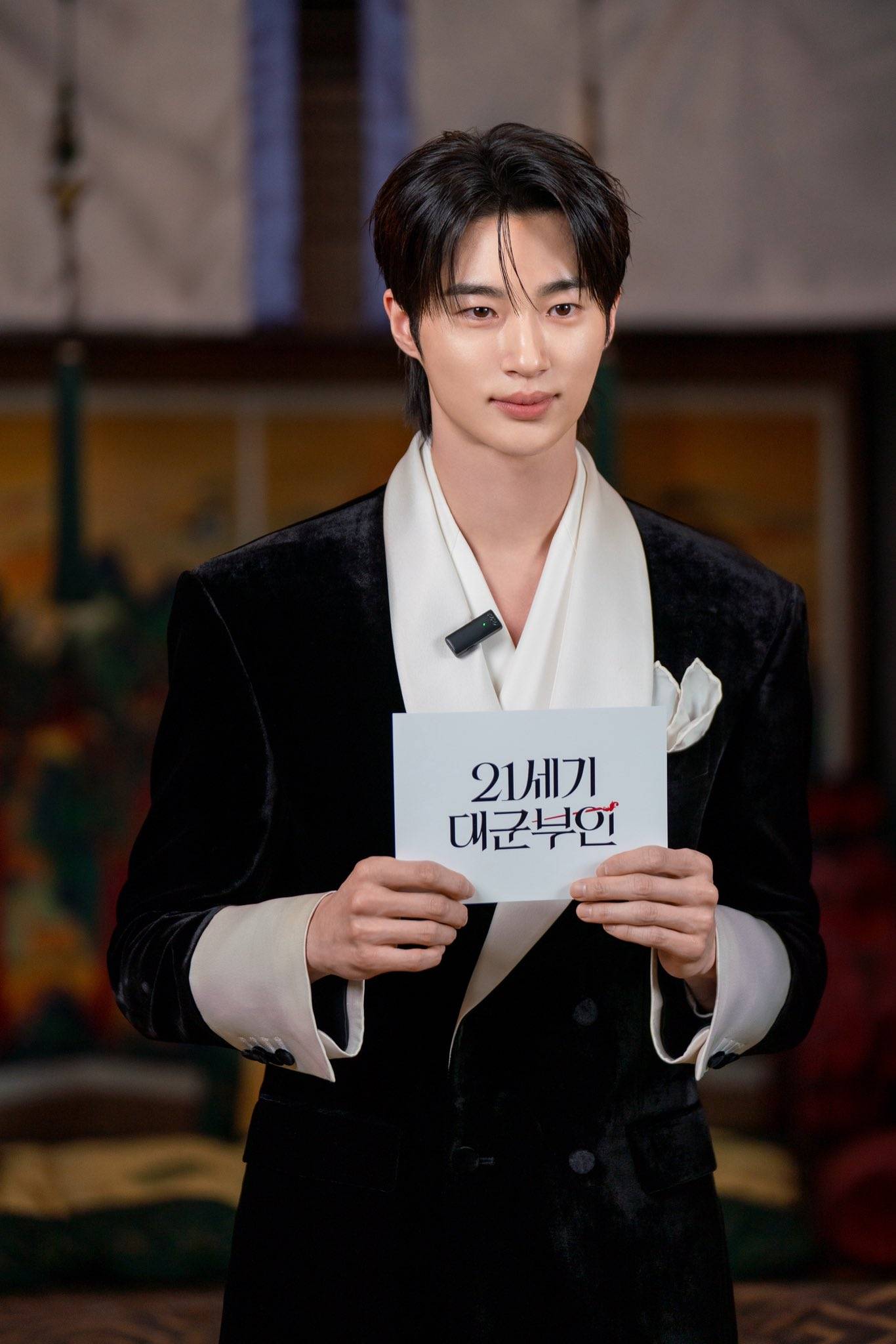 آيو و بيون وو سيوك يشكلان ثنائيًا مثاليًا خلف كواليس مسلسل "التاج المثالي - Perfect Crown"